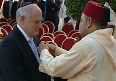 El rey de Marruecos condecora a representante del lobby sionista de EEUU
